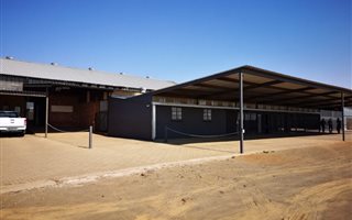 2000 m² Commercial space in Hamilton
