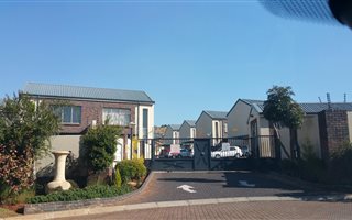 2 Bedroom Townhouse in Noordheuwel