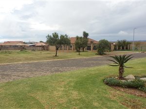 1023 m² Land available in Heuningklip