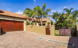 3 Bedroom Simplex in Moreleta Park