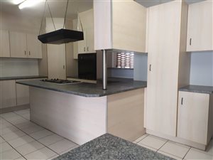 7 Bed House in Nigel Central