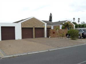 8 Bedroom House in Mikro Park