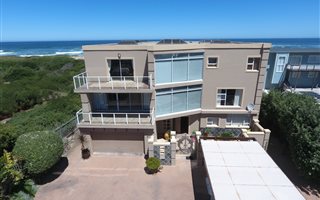 5 Bedroom House in Myoli Beach