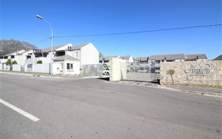 2 Bedroom Apartment in Paarl Central East