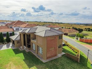 4 Bed House in Blue Valley Golf Estate