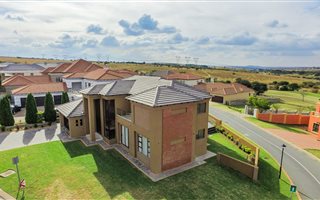 4 Bedroom House in Blue Valley Golf Estate