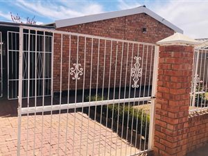 3 Bed House in Roodepan