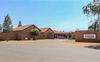 3 Bedroom Simplex in Protea Glen