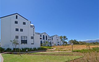 2 Bedroom Townhouse in Somerset West Central