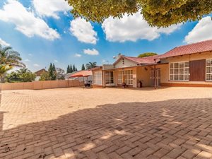 5 Bed House in Glenanda