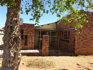 4 Bed House in Roodepan