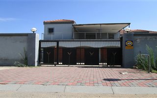 10 Bedroom House in Country View