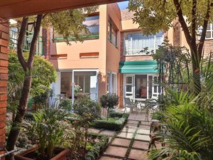 2 Bed Flat in Rosebank