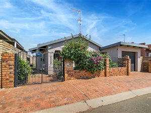 3 Bed House in Protea North