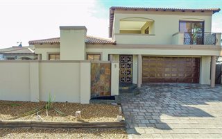 3 Bedroom House in Bloubergstrand