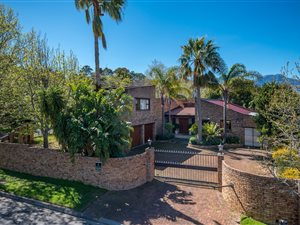 6 Bed House in Golden Hill