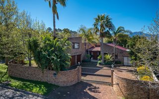 6 Bedroom House in Golden Hill