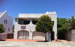 4 Bedroom House in Voelklip