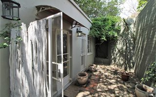 2 Bedroom Garden Cottage in Parktown North