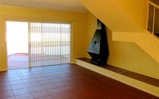 4 Bedroom House in Bloubergstrand