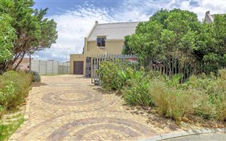 3 Bedroom House in Gordons Bay Central