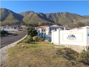 555 m² Land available in Berghof