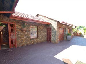 4 Bed House in Heuweloord