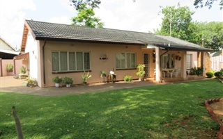 3 Bedroom House in Geelhoutpark