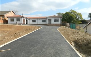 3 Bedroom House in Hayfields