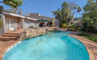 4 Bedroom House in Weltevreden Park