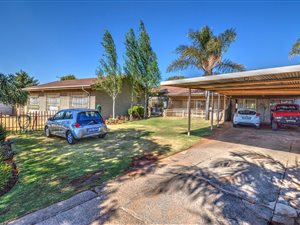 4 Bedroom House in Aston Manor