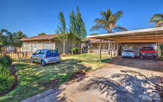 4 Bedroom House in Aston Manor