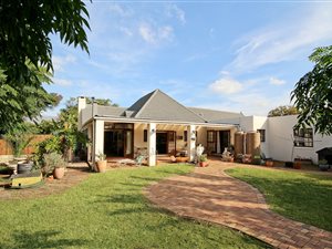 4 Bed House in Bergvliet