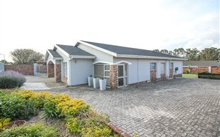4 Bedroom House in Beverley Grove