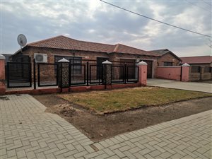4 Bed House in Mandela View