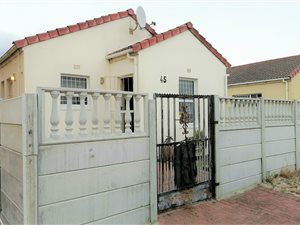 3 Bed House in Strandfontein