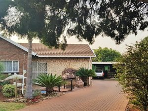 4 Bed House in Rooihuiskraal