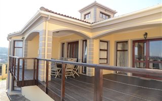 6 Bedroom House in Kingswood