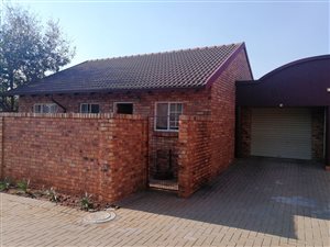 2 Bed Townhouse in Rooihuiskraal North