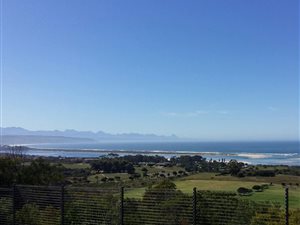 979 m² Land available in Baron View