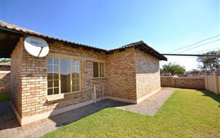 3 Bedroom Townhouse in Heuwelsig Estate