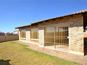 3 Bedroom Townhouse in Heuwelsig Estate