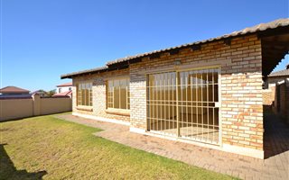 3 Bedroom Townhouse in Heuwelsig Estate