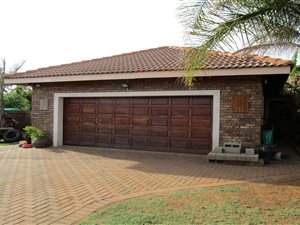 2.2 ha Farm in Magaliesmoot AH