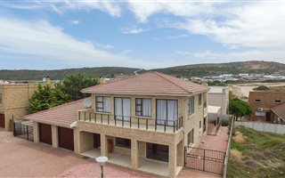 4 Bedroom House in Diaz Beach