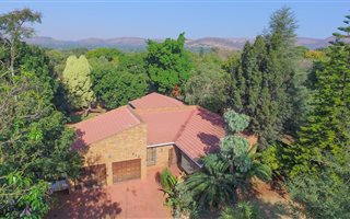 3 Bedroom House in Geelhoutpark