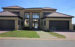 5 Bedroom House in Blue Valley Golf Estate