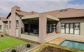 4 Bedroom Simplex in Woodland Hills