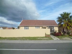 3 Bed House in Strandfontein