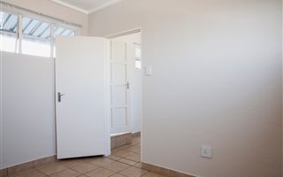 Bachelor apartment in Hillbrow